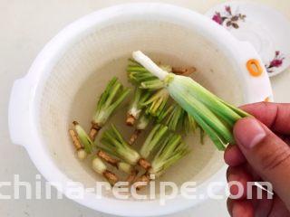 凉拌香菜根,把香菜根外面的老皮剥掉