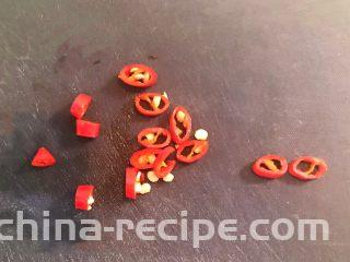 凉拌香菜根,小米辣切成小丁