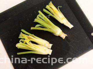 凉拌香菜根,把香菜根从中间切开