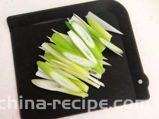 凉拌香菜根,把大葱斜刀切成段