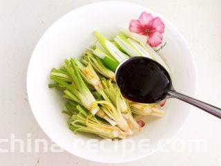 凉拌香菜根,加入1大勺蚝油