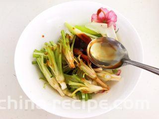 凉拌香菜根,加入半勺花椒油