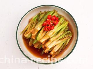 凉拌香菜根,把小米辣放在香菜根上即可