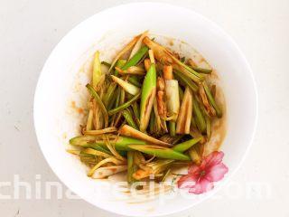 凉拌香菜根,调匀后腌制入味15分钟