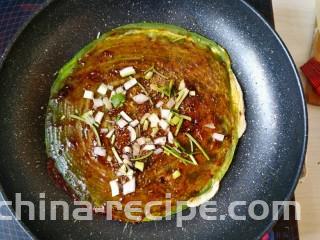 菠菜煎饼果子,撒上葱花和香菜，再放一些孜然。。我个人不是很喜欢吃薄脆，觉得太油了就没加。
