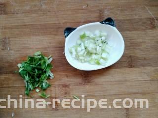 菠菜煎饼果子,准备葱花和香菜。