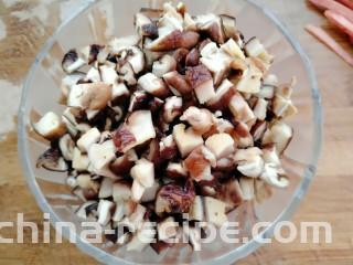 香菇焖豆腐,把香菇切碎