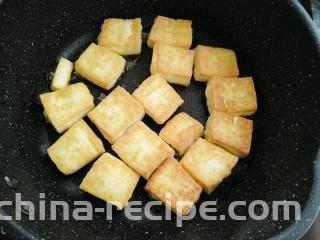 香菇焖豆腐,煎好再复煎一次