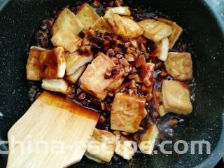 香菇焖豆腐,放入豆腐焖煮两分钟