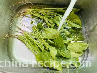菠菜豆腐汤,菠菜清洗干净放入水中浸泡一会儿