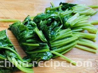 菠菜豆腐汤,捞起挤干水份切小段