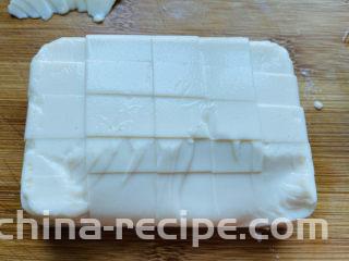 菠菜豆腐汤,撕去包装袋，倒扣在菜板上剪掉边上四个角再切小块