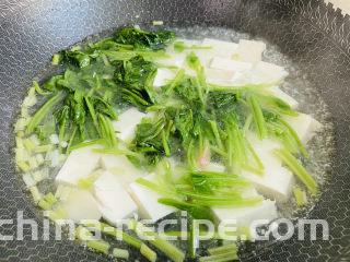 菠菜豆腐汤,放入焯烫后的菠菜