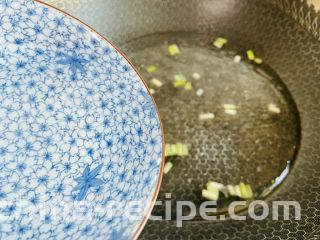 菠菜豆腐汤,加入两碗热水大火烧开