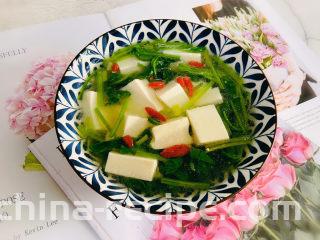 菠菜豆腐汤,盛入汤碗中撒入枸杞
