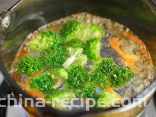 黑椒牛肉杏鲍菇,放入滚水中焯烫1分钟后捞出