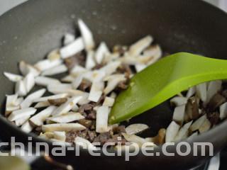 黑椒牛肉杏鲍菇,再加入杏鲍菇

