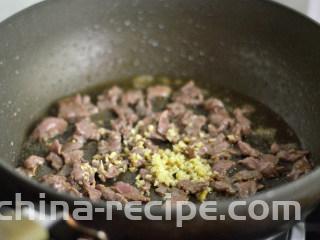 黑椒牛肉杏鲍菇,快速划炒至牛肉变色后放入姜末炒匀