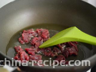 黑椒牛肉杏鲍菇,锅里烧热油，下牛肉炒制
