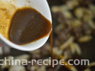 黑椒牛肉杏鲍菇,倒入酱汁
