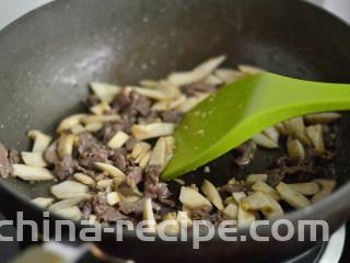 黑椒牛肉杏鲍菇,翻炒至杏鲍菇发软
