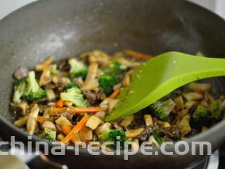 黑椒牛肉杏鲍菇,最后放入胡萝卜和西兰花
