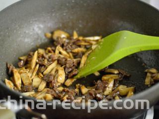 黑椒牛肉杏鲍菇,大火翻炒均匀并收汁