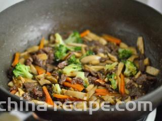 黑椒牛肉杏鲍菇,翻炒几下即可出锅