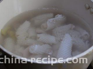酱爆鲜鱿,清水加姜片和料酒烧开关火，迅速加入切好的鱿鱼汆烫。