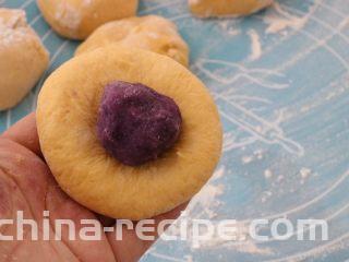 南瓜发面饼,小剂子揉搓成小饼状，包入紫薯馅