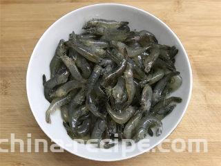 河虾豆腐汤,河虾买回来后，剪去虾枪和虾脚，清洗干净。