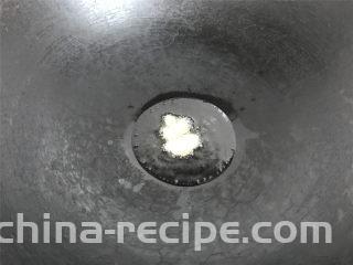 河虾豆腐汤,锅中倒入适量油，先把老姜放入爆出香味。