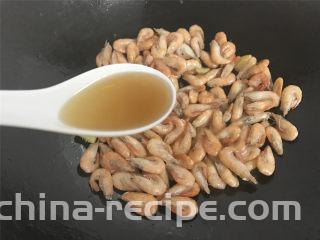 河虾豆腐汤,快速翻炒至河虾变色后加入料酒。