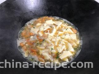 河虾豆腐汤,把盒中的豆腐用锅铲弄成小块后放入锅中一起煮开即可。