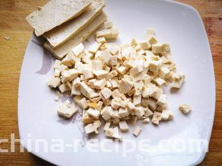 韭菜鸡蛋盒子,豆腐焯水去掉豆腥味，切成小丁，