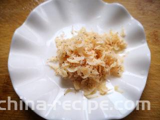 韭菜鸡蛋盒子,虾皮用水捞洗一下，