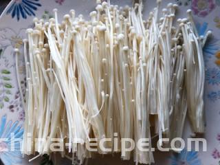 金针菇豆腐,金针菇洗干净分成开