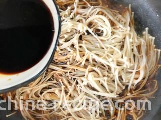 金针菇豆腐,倒入调好的酱汁