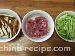 豆干炒肉丝,豆干切条，肉切片，芹菜切段。