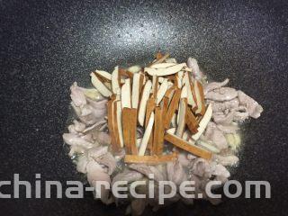豆干炒肉丝,加入豆干条继续翻炒
