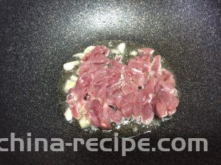 豆干炒肉丝,加入肉片