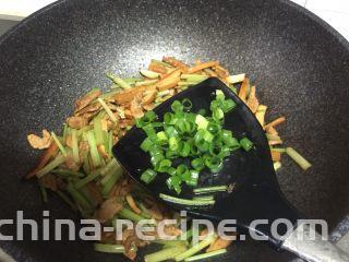 豆干炒肉丝,加入葱花