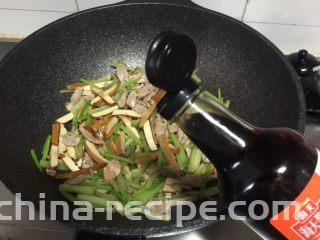 豆干炒肉丝,加入半勺老抽