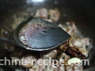 蔓越莓烧排骨,放入料酒和生抽，翻炒让排骨上色