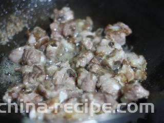 蔓越莓烧排骨,炒锅烧热油，放入排骨，煸炒至排骨表面金黄