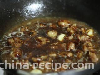 蔓越莓烧排骨,加入没过食材的开水，烧开后转中小火焖15分钟，在焖的过程要翻炒一下，防止黏底