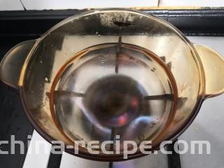 芙蓉鲜蔬汤,上锅加入水500克，大火烧煮