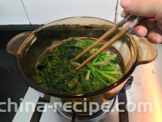 芙蓉鲜蔬汤,用筷子翻拌菠菜，使菠菜受热均匀，焯水1分钟