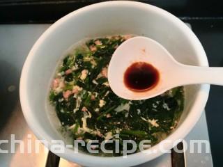 芙蓉鲜蔬汤,煮开后，加入生抽调味，搅拌一下，关火盛出