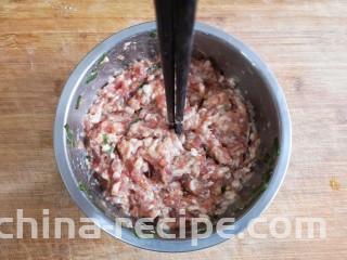 玫瑰花蒸饺,用筷子顺着一个方向搅拌肉糜使其上劲，筷子能立在肉糜中。